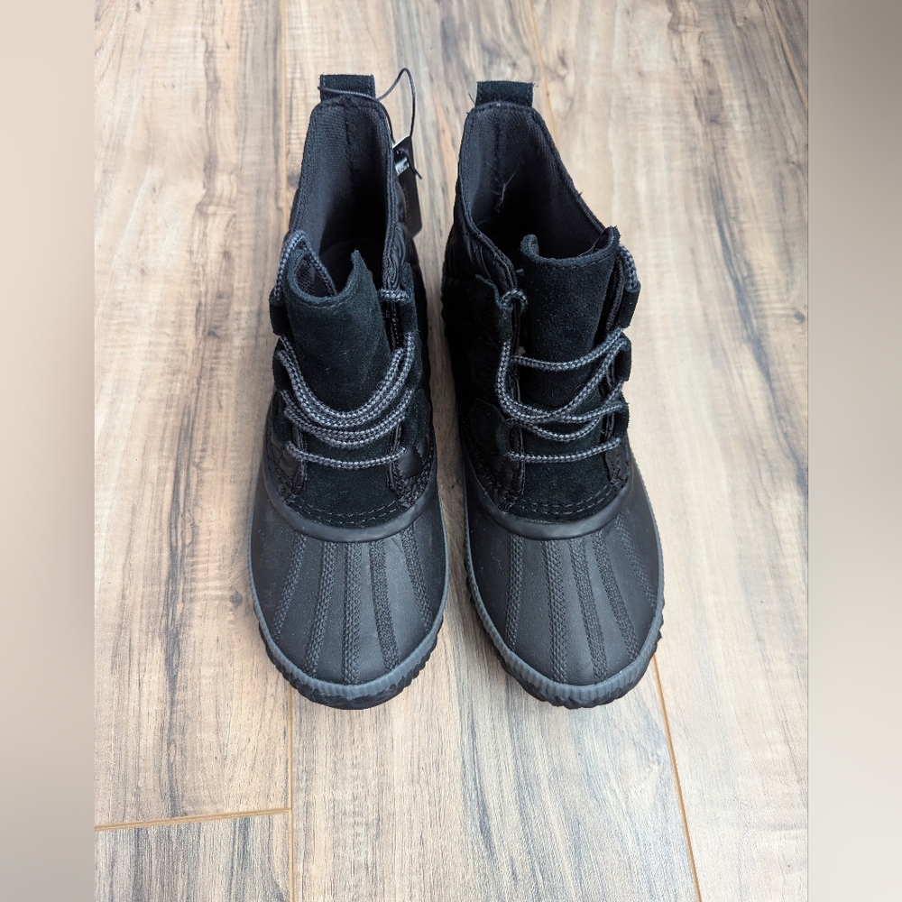 NWT. Sorel Out N About Black Duck Boot-Style Sneakers Size 10.5.